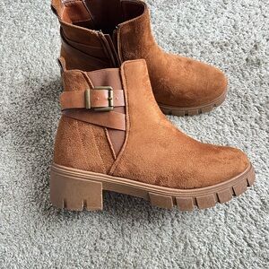 Wanted Brown Faux Suede Lug Sole Ankle Boots Size 8
New without tags